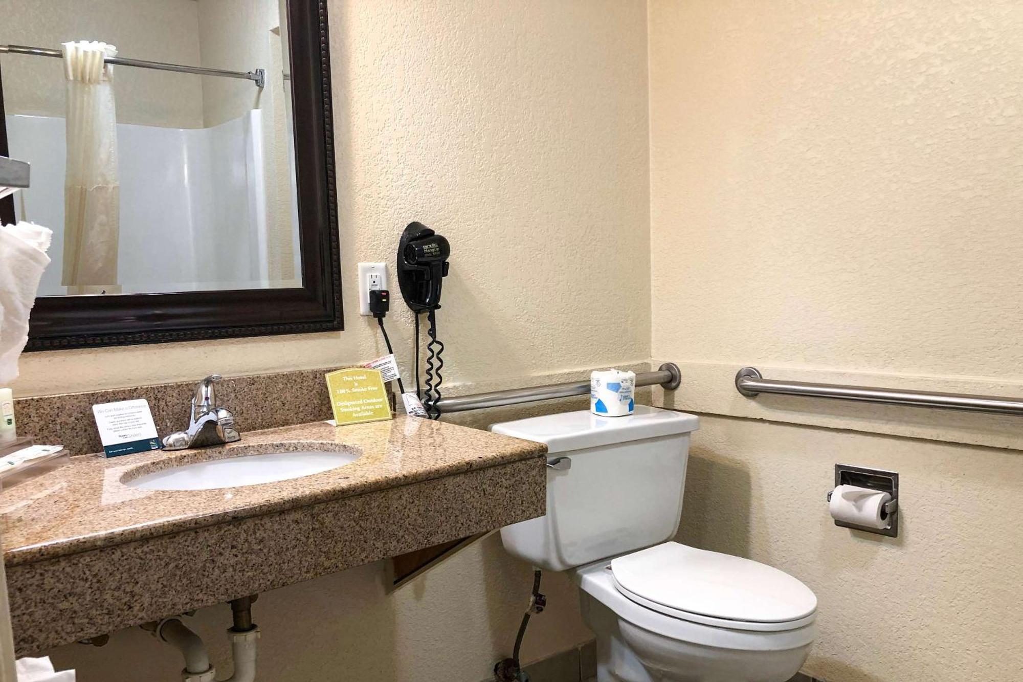 Quality Inn I-70 At Wanamaker Topeka Eksteriør bilde